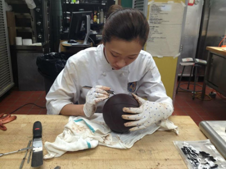 阿曼達在雕刻一個巧克力球。(美國《僑報》) 