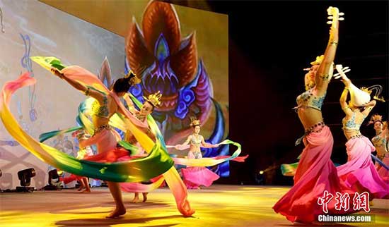 7月31日，由中國(guó)國(guó)務(wù)院僑辦主辦，北京市僑辦承辦的2016年海外華裔青少年“中國(guó)尋根之旅”夏令營(yíng)北京集結(jié)營(yíng)巡演活動(dòng)在國(guó)家會(huì)議中心精彩上演。圖為中國(guó)古典舞表演《吉祥飛天》。 <a target='_blank' >中新社</a>記者 張勤 攝