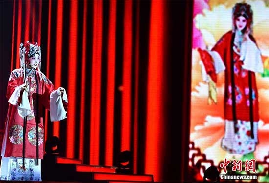 7月31日，由中國(guó)國(guó)務(wù)院僑辦主辦，北京市僑辦承辦的2016年海外華裔青少年“中國(guó)尋根之旅”夏令營(yíng)北京集結(jié)營(yíng)巡演活動(dòng)在國(guó)家會(huì)議中心精彩上演。圖為京劇表演《鎖麟囊》。 <a target='_blank' >中新社</a>記者 張勤 攝