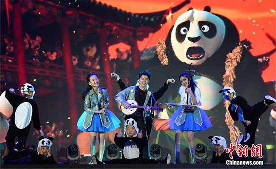 7月31日，由中國(guó)國(guó)務(wù)院僑辦主辦，北京市僑辦承辦的2016年海外華裔青少年“中國(guó)尋根之旅”夏令營(yíng)北京集結(jié)營(yíng)巡演活動(dòng)在國(guó)家會(huì)議中心精彩上演。 <a target='_blank' >中新社</a>記者 張勤 攝