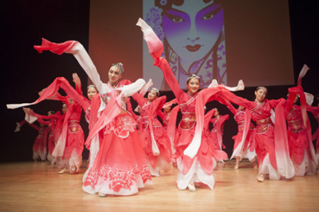 湖北文化代表團表演荊楚歌舞。(加拿大《華僑時報》)