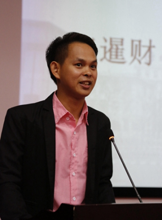 來(lái)自印尼的優(yōu)秀學(xué)生代表張暹財(cái)同學(xué)發(fā)言，感謝學(xué)校的培育之恩。