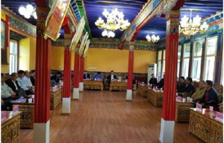 考察團(tuán)一行同西藏大學(xué)專家學(xué)者座談。