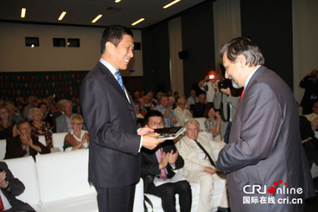 出版社社長烏利茨基向徐堅大使贈送畫