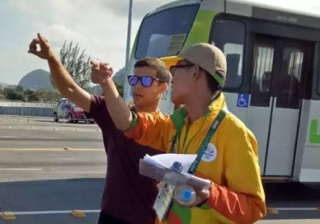 圖為來自陜西、仍在上海外國語學(xué)院讀書的志愿者陳光磊 (記者/楊士龍攝)