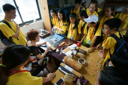 在常州留青竹刻博物館， 孩子們?nèi)滩蛔⊥Ｏ铝四_步，看得十分專注。