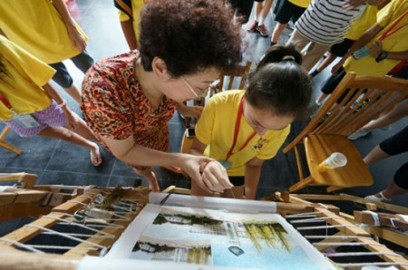 在常州亂針繡博物館，絢麗的亂針繡作品叫他們看得如癡如醉，自己也動起手“小試牛刀”。