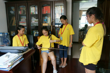 孩子們到志愿者家庭體驗常州日常生活。每一個家庭都做了充足準(zhǔn)備，盡可能讓他們體會到不同的中國或者常州文化。志愿者張亦弛就表演起了自己拿手的二胡。