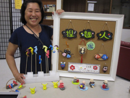 李春蘭拿手絕活捏面人。（美國《世界日報》/張慧嬋 攝）