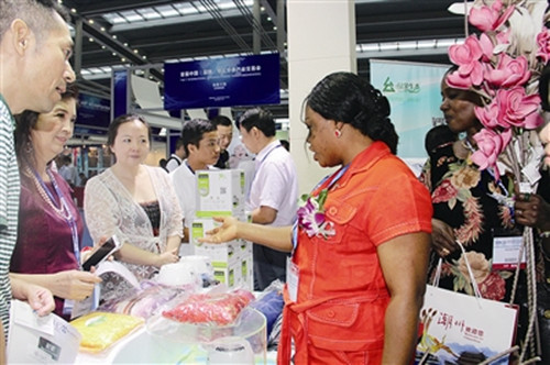 首屆“僑交會”上海內(nèi)外展團熱情高漲。深圳僑報記者 張平和 攝