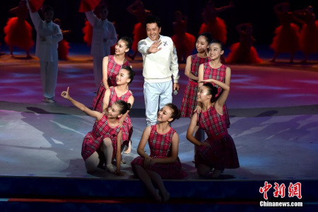 蔡國慶在頒獎(jiǎng)晚會(huì)獻(xiàn)唱。 <a target='_blank'  >中新網(wǎng)</a>記者 金碩 攝