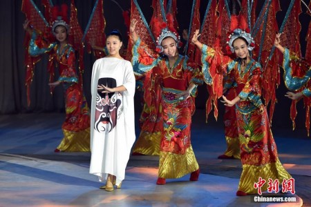 選手們在頒獎晚會現(xiàn)場演出。 <a target='_blank'  >中新網(wǎng)</a>記者 金碩 攝