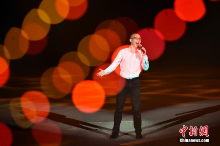歌手平安獻唱歌曲。 <a target='_blank'  >中新網(wǎng)</a>記者 金碩 攝