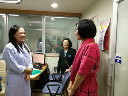 與華僑醫(yī)院泰國籍中醫(yī)友好交流