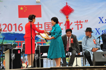 李薇主任向蒙古國(guó)文聯(lián)主席頒發(fā)獎(jiǎng)狀