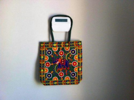 印度裔友人贈送具有印度民族特色的挎包。（美國《僑報》資料圖）