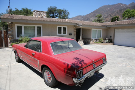 停在帕沙迪納王寶強(qiáng)與馬蓉的宅邸前的一部老爺車(chē)。（美國(guó)《僑報(bào)》/邱晨 攝）