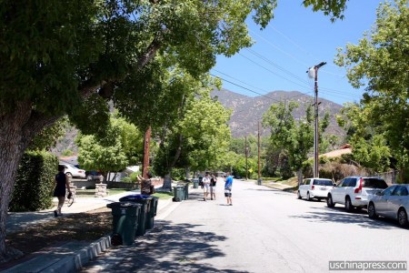 各媒體記者一波波到王寶強(qiáng)與馬蓉的宅邸前采訪、拍照。（美國(guó)《僑報(bào)》/邱晨 攝）