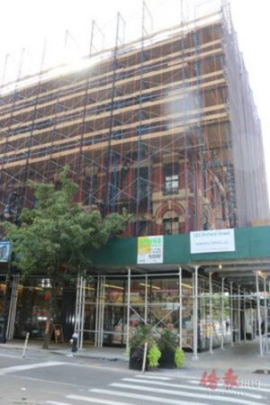 移民公寓博物館的路牌立在街邊。（美國《僑報》/黃千 攝）