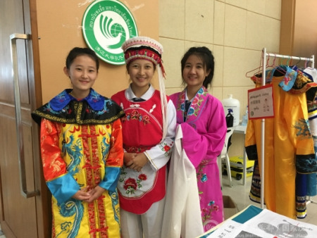 試穿中國服裝 試穿中國服裝