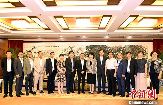 8月15日，中國國務(wù)院僑辦主任裘援平在北京會見法國中法友誼互助協(xié)會一行。 <a target='_blank' >中新社</a>記者 張勤 攝