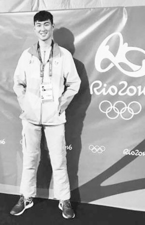 李昱煊在場館內(nèi)拍照留念。 本報(bào)記者 侯露露攝 