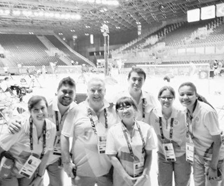 喬建珍(中)與志愿者伙伴。 喬建珍供圖 