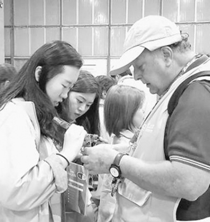 王騫(左一)為觀眾服務(wù)。 本報(bào)記者 王海林?jǐn)z 