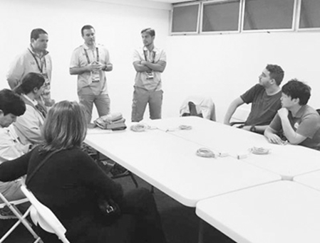 陳菁(右一)參加志愿者培訓(xùn)。 本報(bào)記者 王海林?jǐn)z 