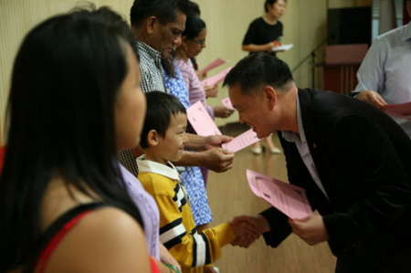 松雁群為小朋友頒發(fā)獎(jiǎng)金