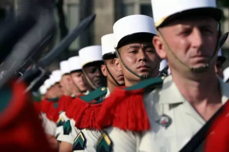 新兵有資格帶上外籍兵團(tuán)的白色軍用平頂帽。