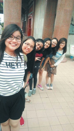 畢葳娜( 左3)在大學(xué)結(jié)交了一群華裔朋友，常與他們一同出門游玩。(馬來西亞《東方日報》)