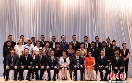 8月17日，中國國務(wù)院僑辦主任裘援平、副主任譚天星在北京出席“第42期華僑華人社團負責人研習(xí)班”結(jié)業(yè)式并為學(xué)員頒發(fā)結(jié)業(yè)證書。 <a target='_blank' >中新社</a>記者 張勤 攝