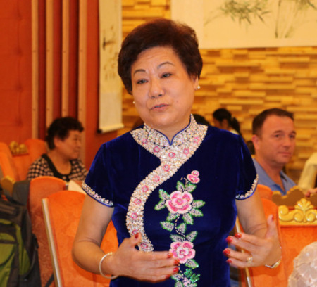 康妮在其書畫藝術(shù)展中演講。（美國《世界日?qǐng)?bào)》/俞國梁 攝）