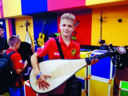 艾瑞克體驗“中國吉他”(攝影記者 沈生)