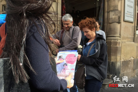 英國(guó)觀眾在劇場(chǎng)外靜心等候，作為中國(guó)文化瑰寶之一的昆劇，讓他們非常向往。（《紅網(wǎng)》資料圖）