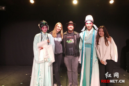 演出結(jié)束后，英國(guó)觀眾們紛紛登臺(tái)，請(qǐng)求與主演合影。（《紅網(wǎng)》資料圖）