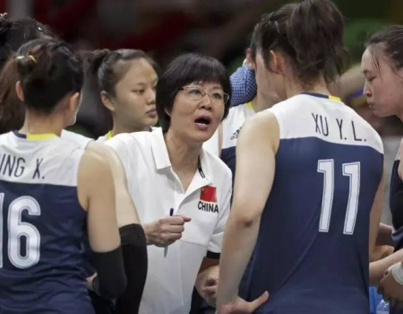 圖為與荷蘭的對(duì)決中，郎平在場(chǎng)邊指揮