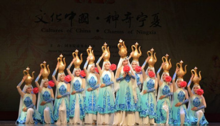 舞蹈《水沁水鄉(xiāng)》極具寧夏風(fēng)情，舞蹈美輪美奐。