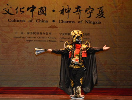 馬斌《變臉》，精湛的技藝令現(xiàn)場(chǎng)的觀眾拍案叫絕。