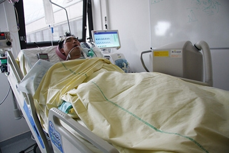 胡建明躺在病床上(網(wǎng)頁截圖)