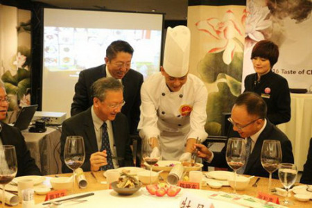 大廚李耀蘇向貴賓展示均安蒸豬。