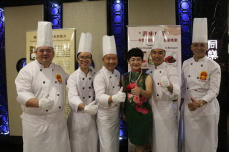 馬紅英主任與中國(guó)大廚合影留念