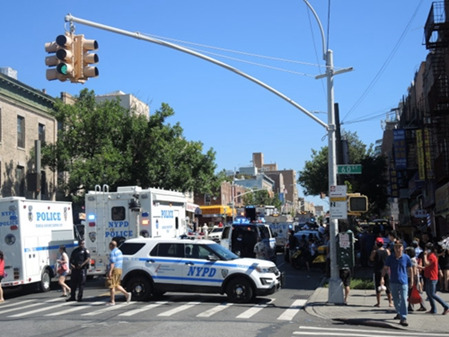 警方偵辦該血案出動(dòng)直升機(jī)和十多輛警車。(美國(guó)《世界日?qǐng)?bào)》/王靖雯 攝)