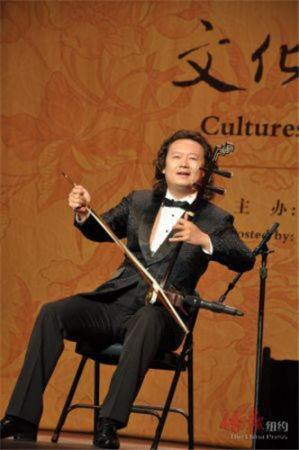 二胡演奏家權(quán)磊激情演奏《新賽馬》。(美國《僑報》/何心怡 攝) 