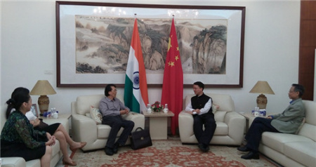 劉勁松臨時(shí)代辦會(huì)見中國作家代表團(tuán)