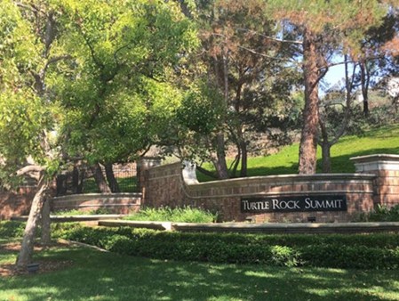 加州爾灣市烏龜巖高級(jí)社區(qū)日前發(fā)生雙尸槍殺命案，警方證實(shí)死者是一對(duì)華裔母子。(美國《世界日?qǐng)?bào)》／王全秀子 攝)