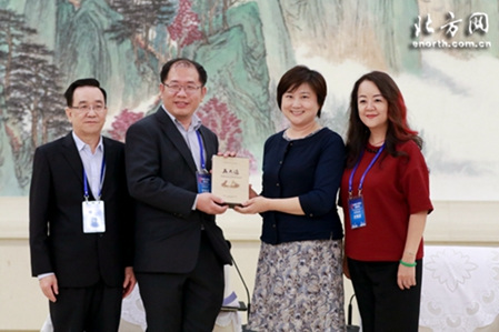 天津市僑辦主任周路為客人贈(zèng)送禮物