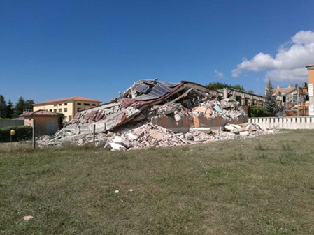 倒塌的房屋。(《歐洲時報》/意大利基督教華人教會小強供圖)