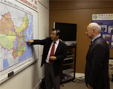 馬克·考夫曼眾議員站在孔子課堂中國地圖面前。（美國《中美郵報》）